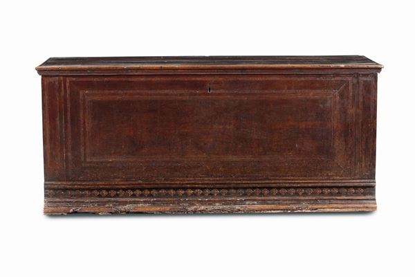 Cassapanca di legno in noce con decori intarsiati a motivo geometrico alla 