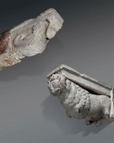 Coppia di Mensole in Pietra Scolpite con Protomi Leonine. Lapicida Romanico Operante in Italia Me...