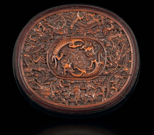 Scatola circolare in legno huanguali e homu intagliato con raffigurazioni di draghi tra le nuvole, Cina, Dinastia Qing, epoca Qianlong (1736-1796)