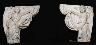 Due Angeli Reggicortina in Marmo Bianco. Napoli Terzo Quarto del XV Secolo. Iacopo della Pila (do...