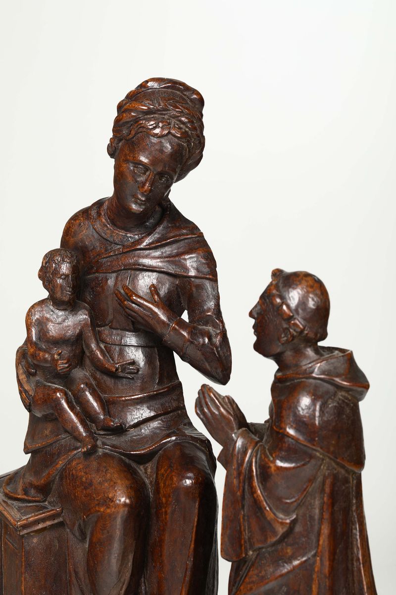 Gruppo Ligneo Raffigurante Madonna con Bambino e Frate Orante. Scultore Piemontese o D’oltralpe d...