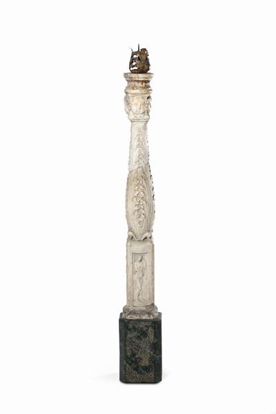 Candeliere a Colonna in Marmo Bianco Scolpito. Arte Rinascimentale Toscana del XVI Secolo