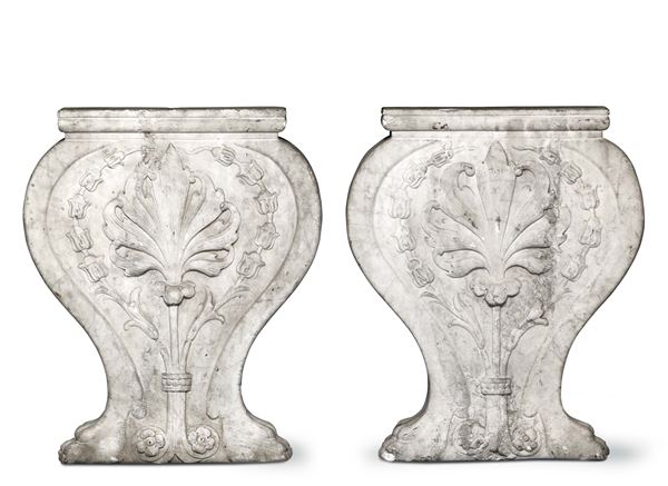 Coppia di sostegni ad “asso di coppe” in marmo scolpito. Arte toscana del XVI-XVII secolo