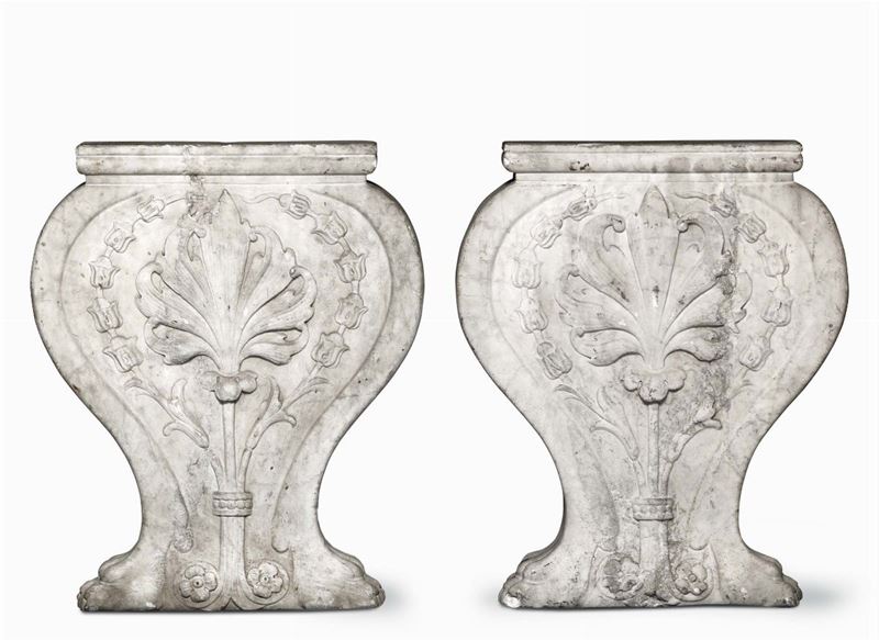 Coppia di sostegni ad “asso di coppe” in marmo scolpito. Arte toscana del XVI-XVII secolo  - Asta Scultura e Oggetti d'Arte - Cambi Casa d'Aste