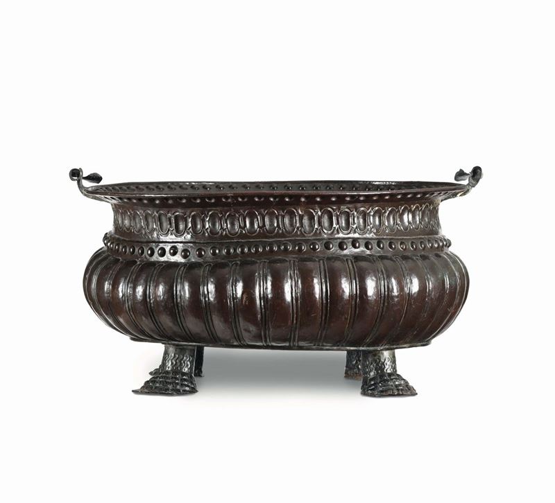 A large basin in embossed copper. Tuscan manufacture from the 17th century  - Auction Artworks and Furnishings - Cambi Casa d'Aste