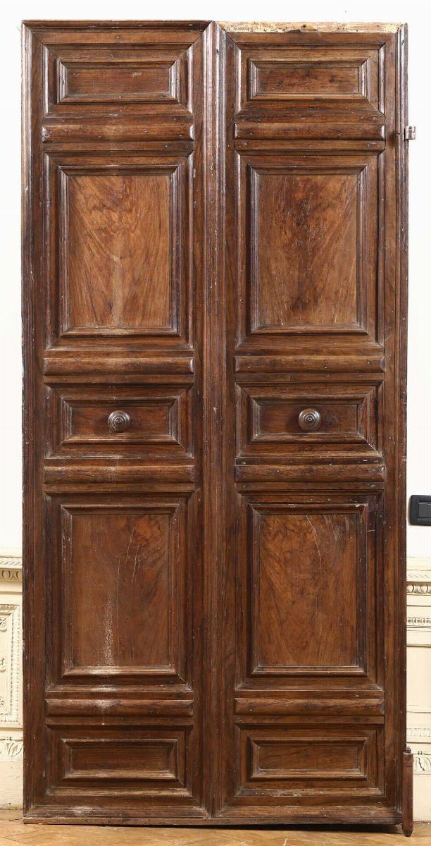 Porta in noce a due ante pannellate, Toscana XVII secolo  - Auction Fine Art - I - Cambi Casa d'Aste