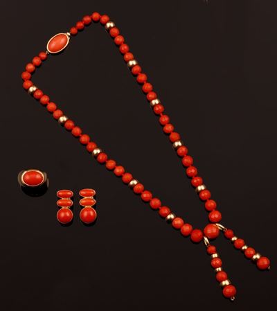 Parure Composta da Girocollo, Orecchini ed Anello in Corallo