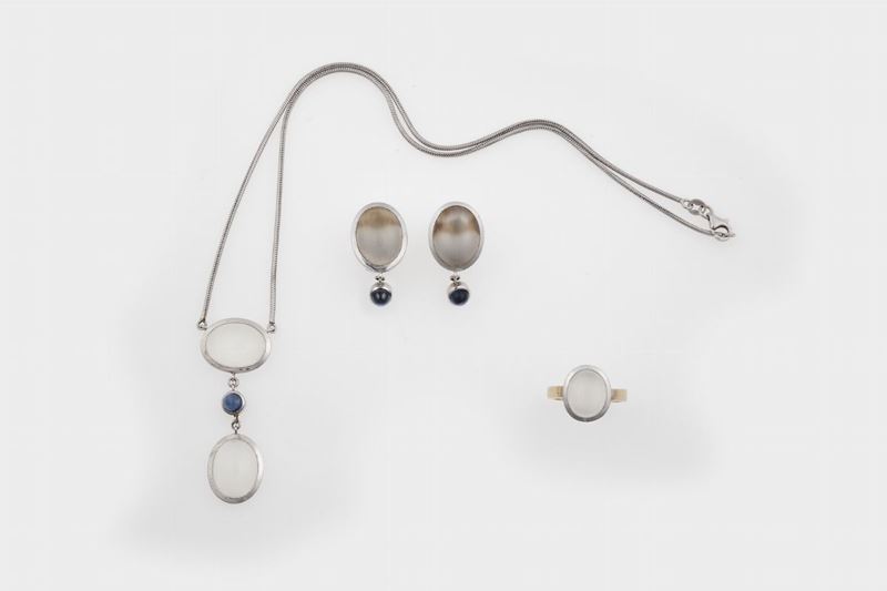 Parure composta da girocollo, anello ed orecchini con clair de lune e zaffiri  - Auction Vintage, Jewels and Watches - Cambi Casa d'Aste