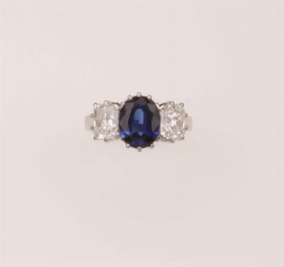 Anello con Zaffiro di Ct 2,45 e Diamanti