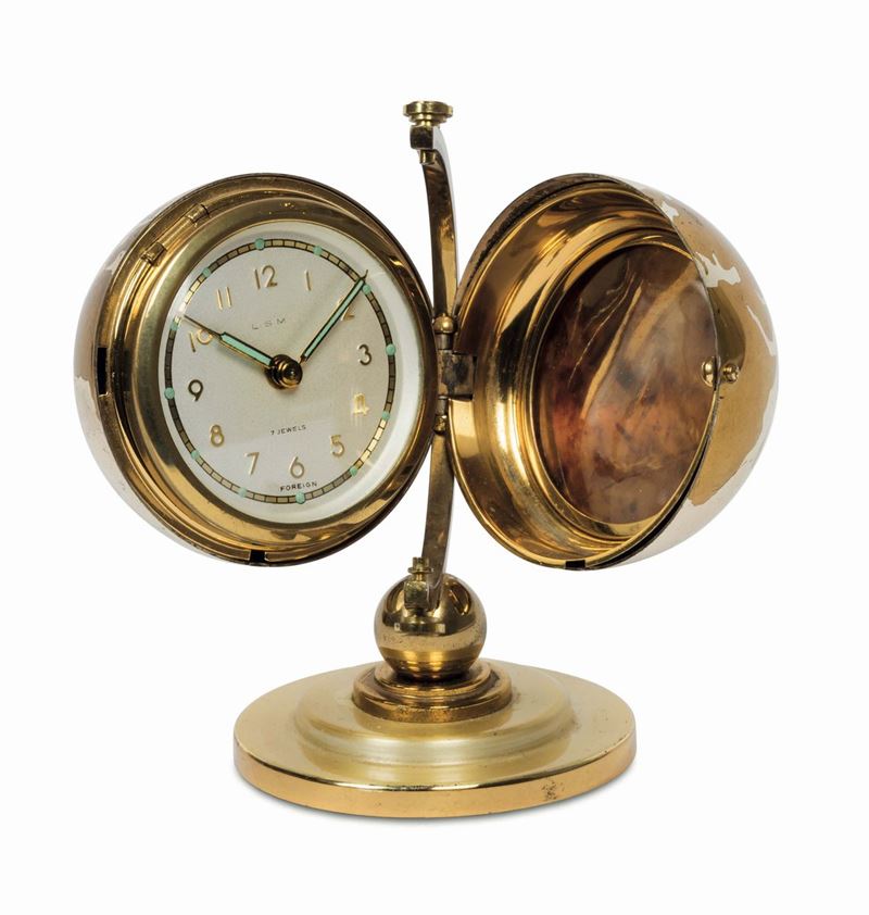 LSM. orologio da tavolo a forma di piccolo mappamondo, in ottone dorato. Realizzato nel 1960 circa  - Asta Orologi da Polso e da Tasca - Cambi Casa d'Aste