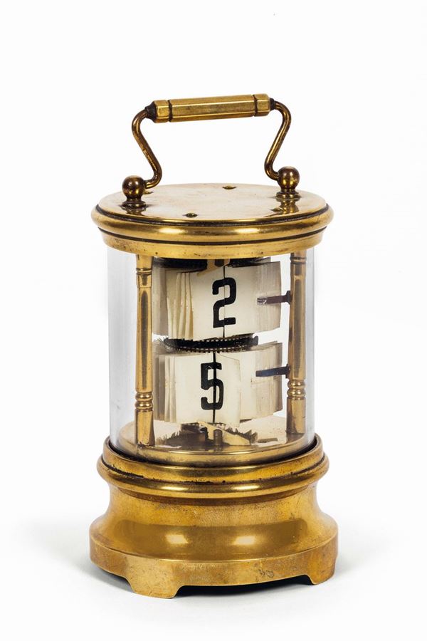Anonimo. Orologio da tavolo, in ottone dorato con numeri arabi su fogli rotanti. Realizzato nel 1940 circa