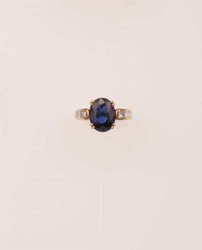 Anello con Zaffiro Taglio Ovale di Ct 6,40 Circa e Diamanti Taglio Princess di Ct 1,06 Totali