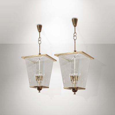 Coppia di Lampade a Sospensione con Struttura in Ottone e Diffusori in Vetro.