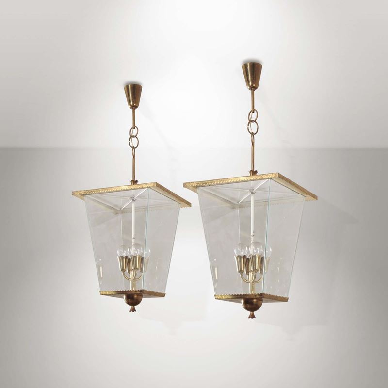 Coppia di lampade a sospensione con struttura in ottone e diffusori in vetro.  - Asta Design I - Cambi Casa d'Aste