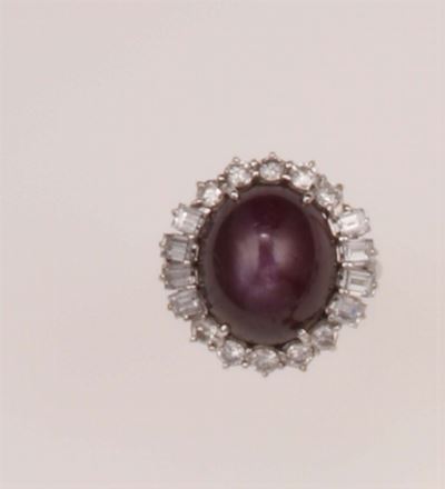 Anello con Corindone Stellato di Colore Rosso e Diamanti a Contorno