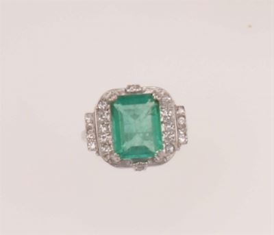Anello con Smeraldo di Ct 3,50 Circa e Diamanti
