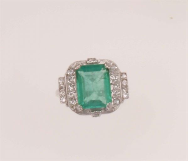 Anello con smeraldo di ct 3,50 circa e diamanti