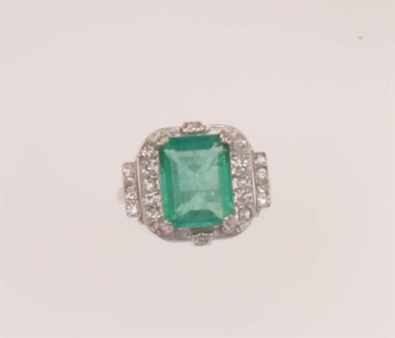 Anello con smeraldo di ct 3,50 circa e diamanti  - Asta Fine Jewels - Cambi Casa d'Aste