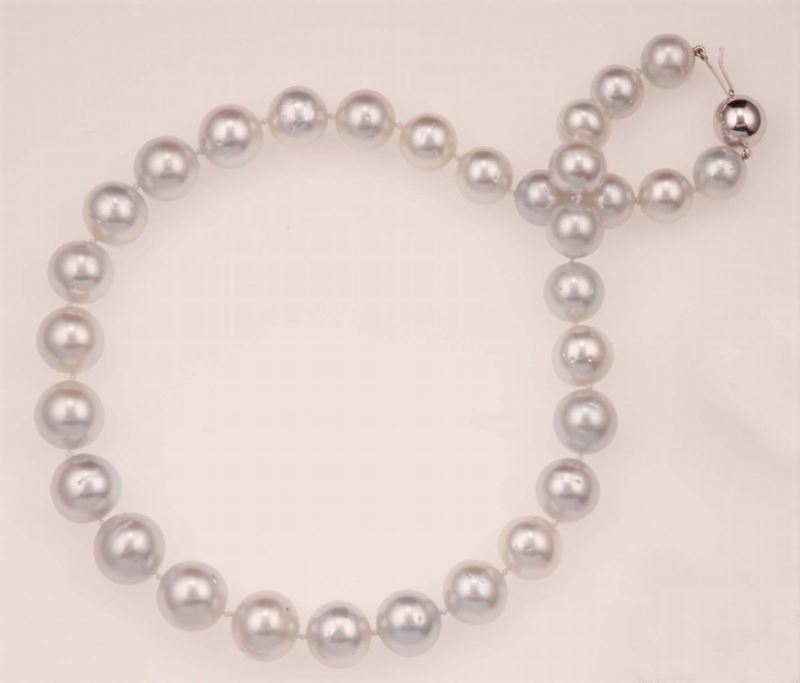 A cultured pearl necklace of graduated design  - Auction Fine Jewels - Cambi Casa d'Aste
