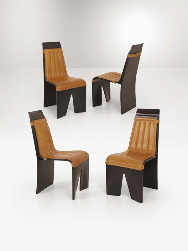 Quattro sedie con struttura in legno laccato e seduta in cuoio.