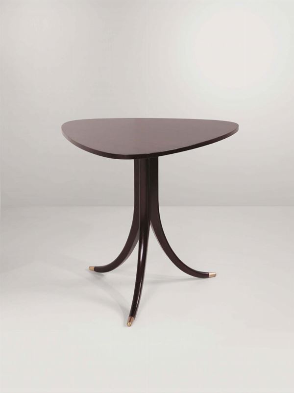 Tavolo basso con struttura in legno e puntali in ottone.