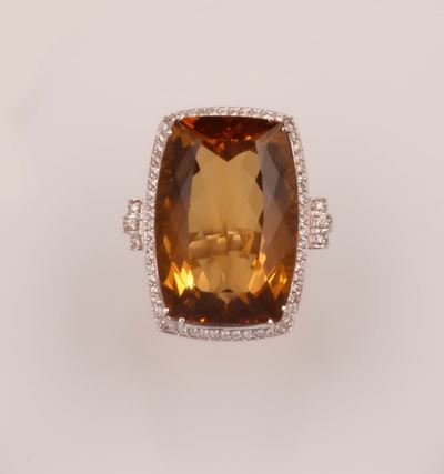 Anello con Quarzo Citrino e Diamanti a Contorno