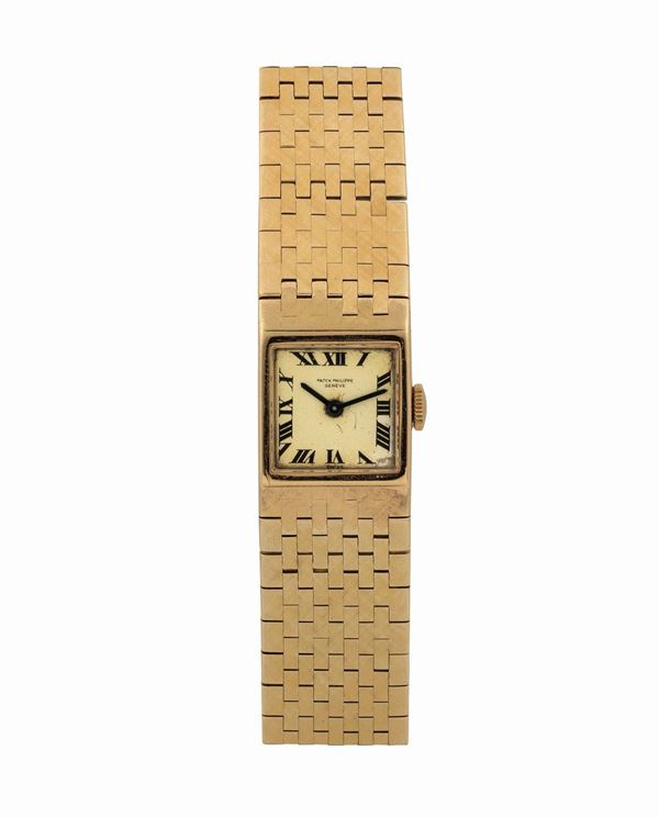 Patek Philippe & Cie, Genève, case No. 2620951, Ref. 3285 / 21. Fine, square, 18K yellow gold lady's wristwatch with an integrated 18K yellow gold Patek Philippe textured bracelet. Made in the 1970's