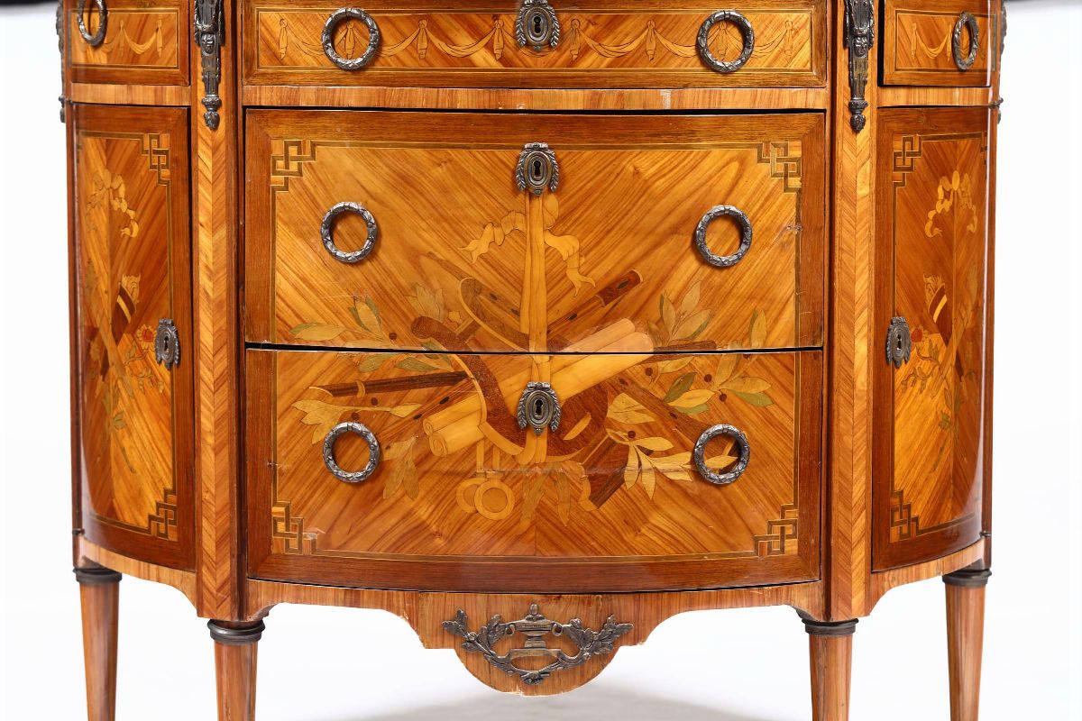 Cassettone demilune, lastronato ed intarsiato, XX secolo, cinque cassetti e due sportelli