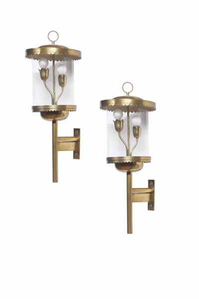 Coppia di Grandi Lampade da Parete con Struttura in Ottone e Diffusori in Vetro.