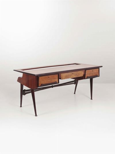 Scrivania con Struttura in Legno, Dettagli in Metallo e Piano Rivestito in Pelle.