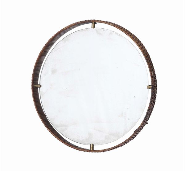 Specchio con struttura in legno, dettagli in ottone e profilo in canna d'India.