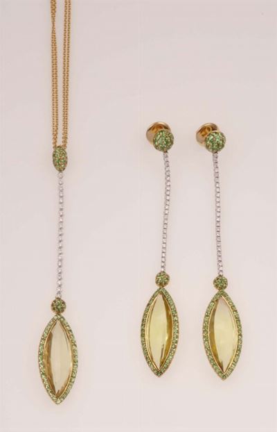 Parure Composta da un Paio di Orecchini Pendenti ed un Girocollo con Peridoti, Tzavoriti e Diaman...