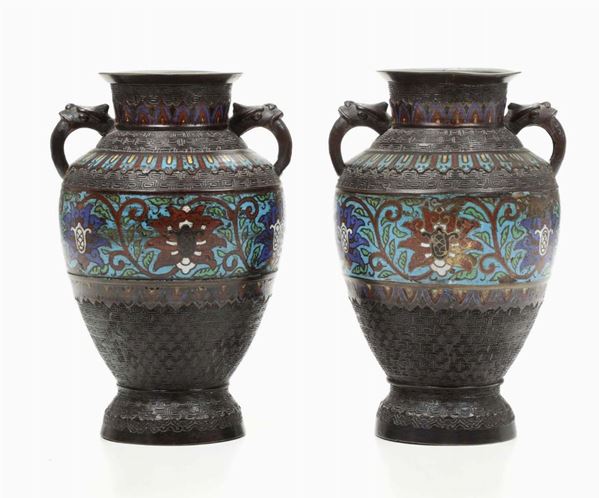 Coppia di vasi biansati in metallo e smalti cloisonnè, XX secolo