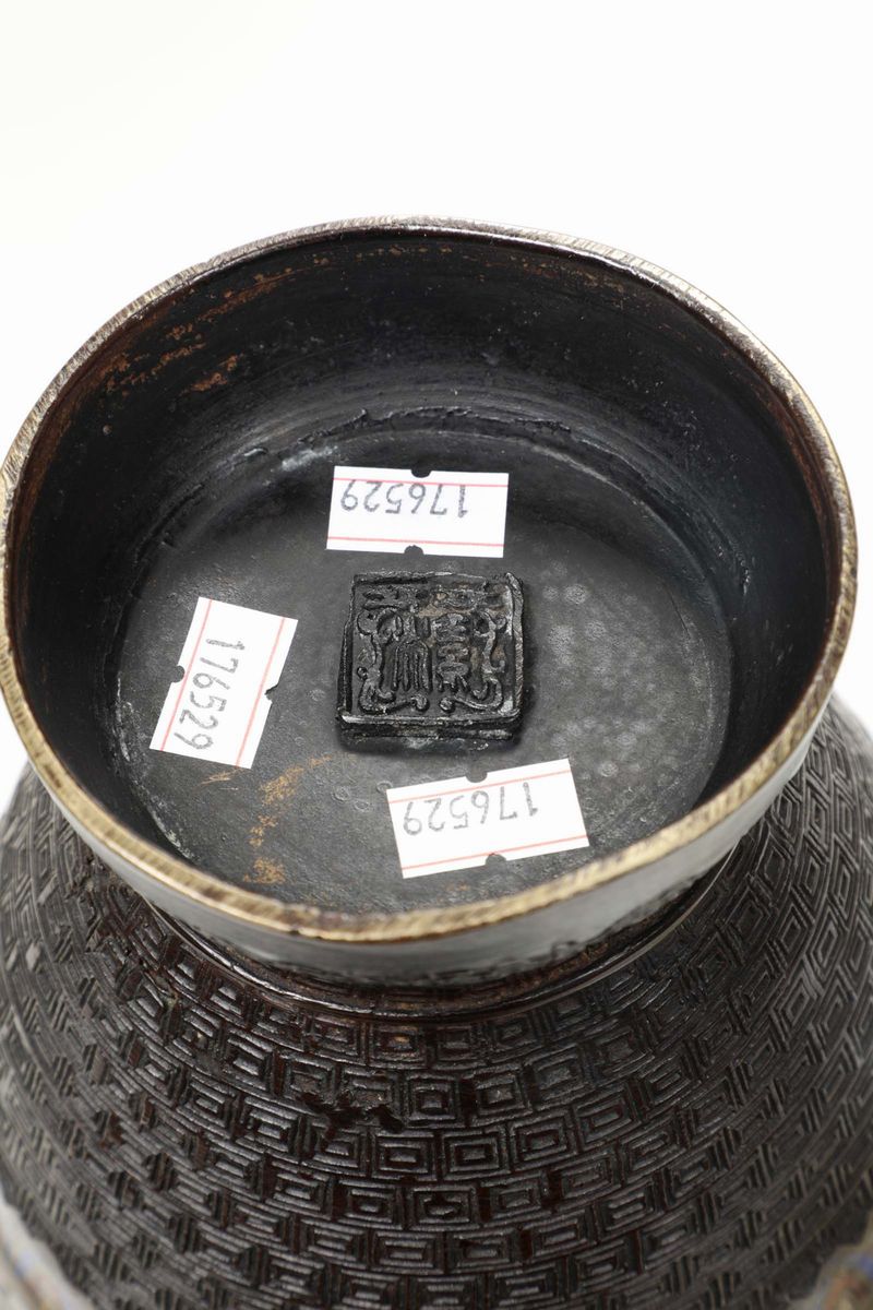 Coppia di Vasi Biansati in Metallo e Smalti Cloisonnè, XX Secolo