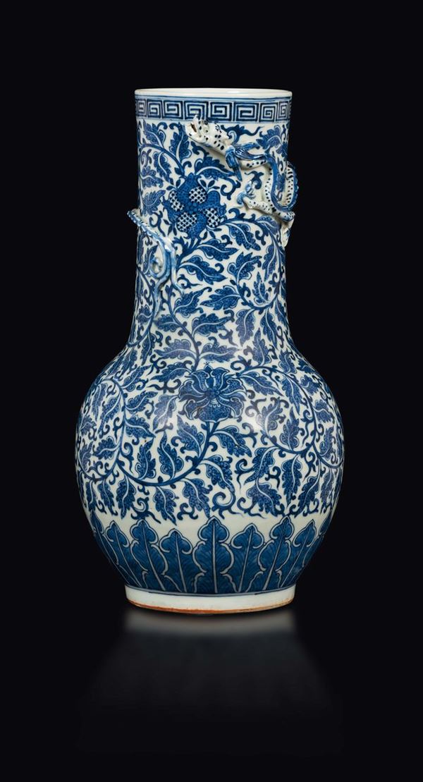 Vaso in porcellana bianca e blu con decoro floreale a catenella e figura di drago a rilievo, Cina, Dinastia Qing, XIX secolo