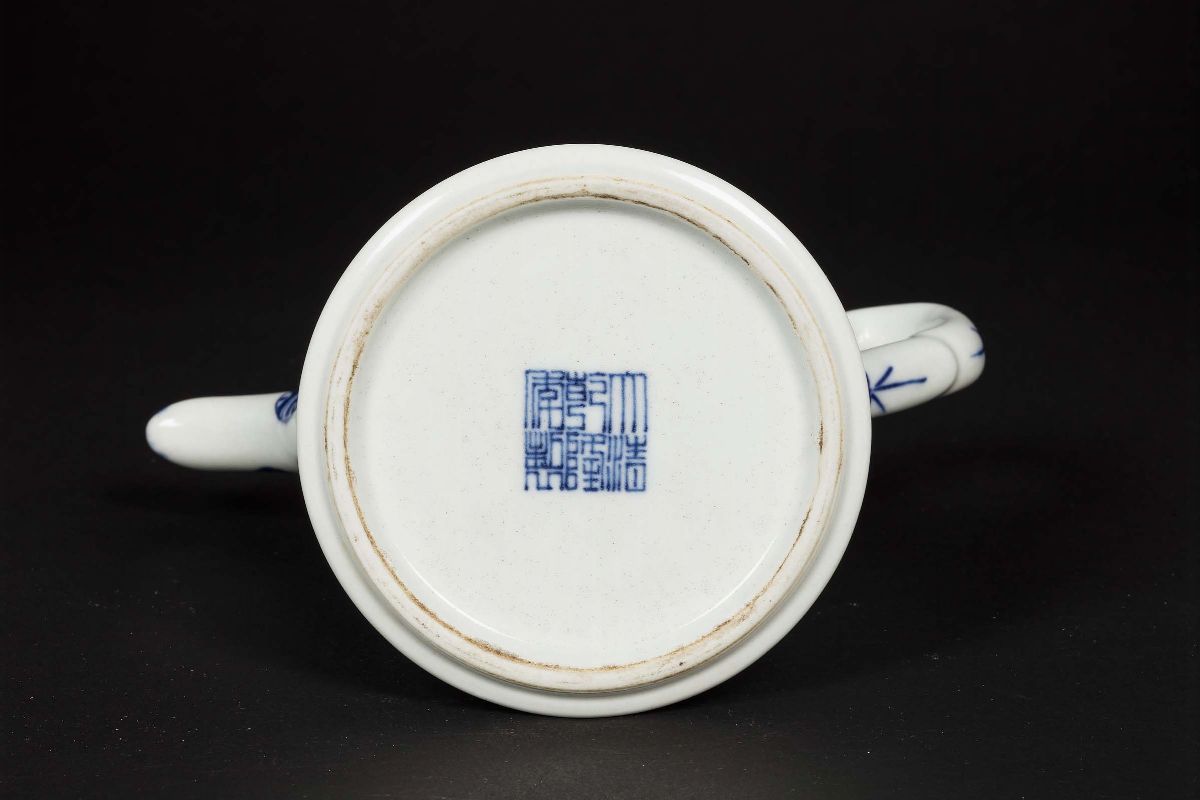 Teiera in Porcellana Bianca e Blu a Sfere con Motivi Geometrici, Cina, Dinastia Qing, Fine XIX Se...