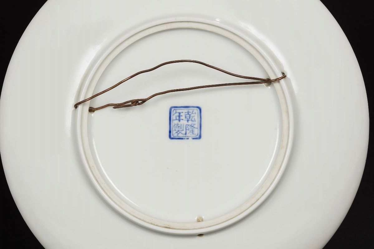 Coppia di Piatti in Porcellana a Smalti Policromi con Figure di Guanyin e Iscrizioni, Cina, Repub...