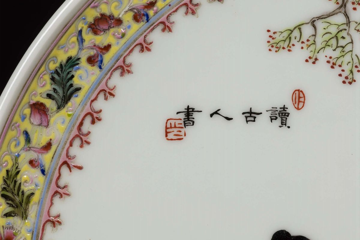 Coppia di Piatti in Porcellana a Smalti Policromi con Figure di Guanyin e Iscrizioni, Cina, Repub...