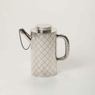 Caraffa in Argento Fuso e Inciso, Manifattura Georg Jensen, Designer Sigvard Bernadotte, Copenhag...