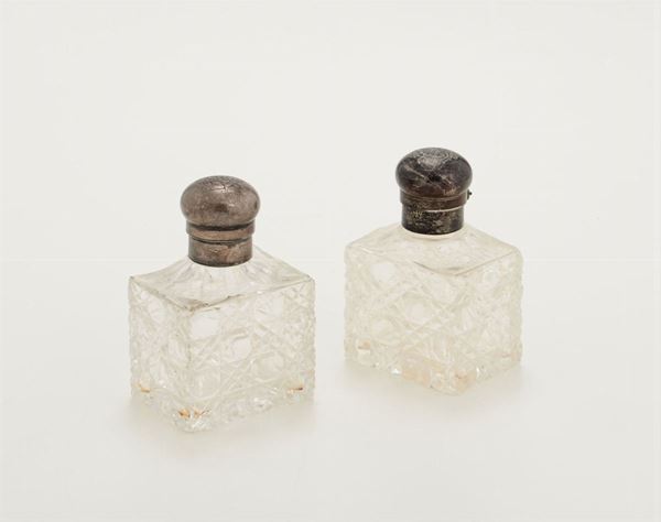 Coppia di bottiglie in cristallo molato con tappo in argento