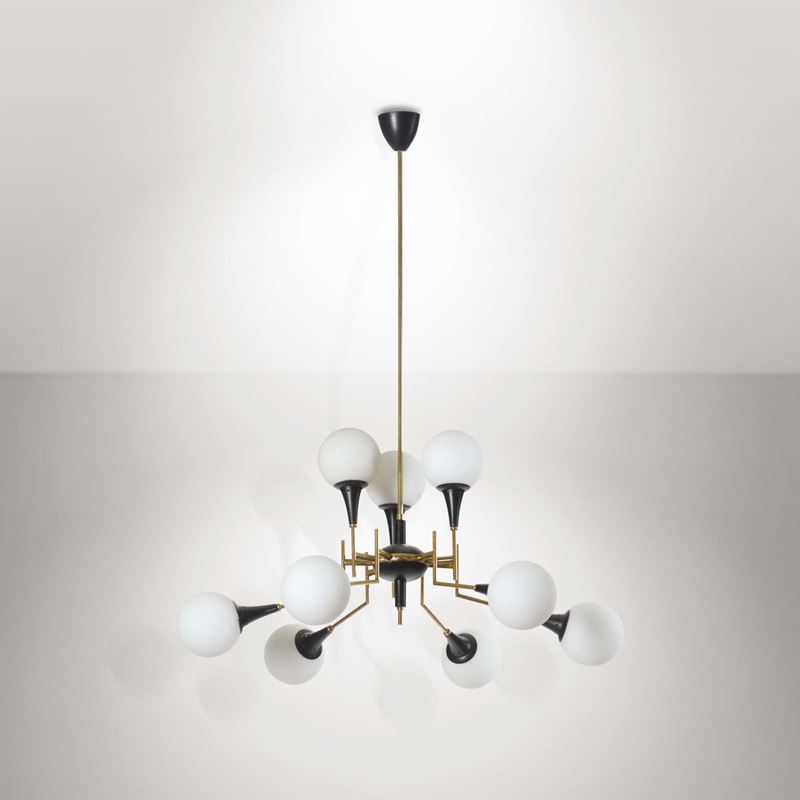 Lampadario con struttura in ottone e metallo laccato. Diffusori in vetro opalino.  - Asta Design II - II - Cambi Casa d'Aste