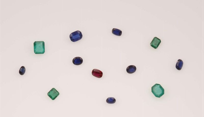 Lotto composto da 7 zaffiri, 4 smeraldi ed 1 rubino  - Asta Fine Jewels - Cambi Casa d'Aste