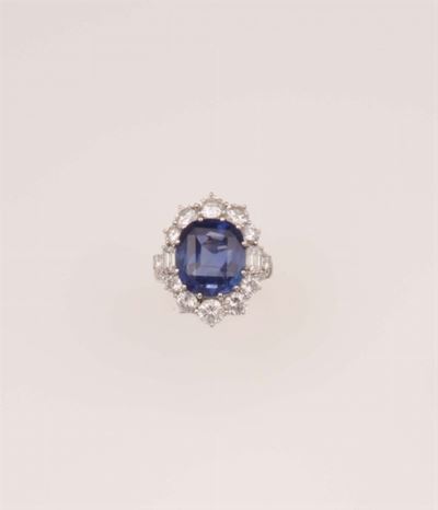 Anello con Zaffiro Sri Lanka di Ct 10,80 Circa e Diamanti a Contorno