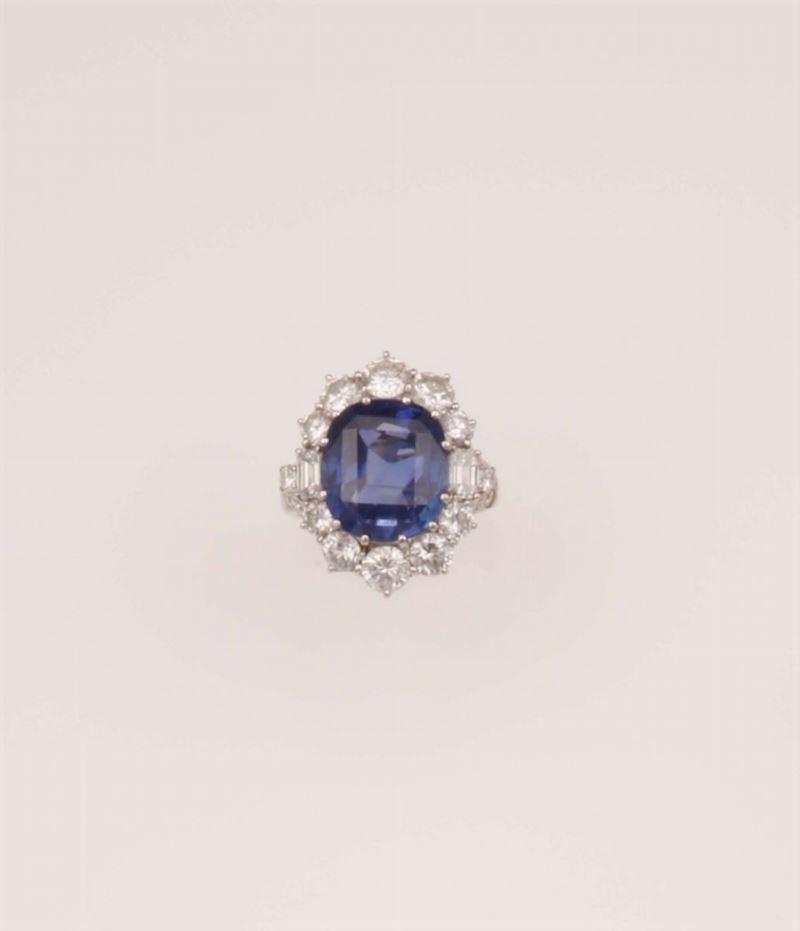 Anello con zaffiro Sri Lanka di ct 10,80 circa e diamanti a contorno  - Asta Fine Jewels - Cambi Casa d'Aste