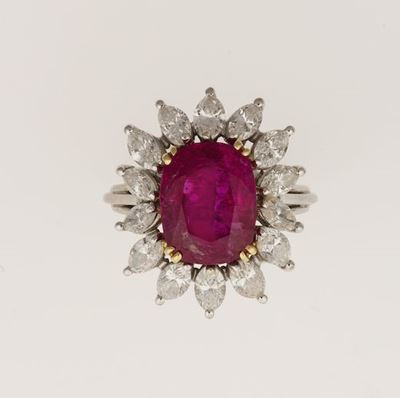Anello con Rubino Burma di Ct 5,37 Circa e Diamanti a Contorno