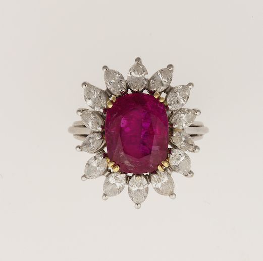 Anello con rubino Burma di ct 5.37 circa e diamanti a contorno  - Asta Fine Jewels - Cambi Casa d'Aste