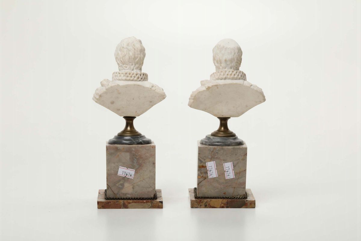 Coppia di Bustini in Bisquit con Personaggi Maschili, XVIII-XIX Secolo