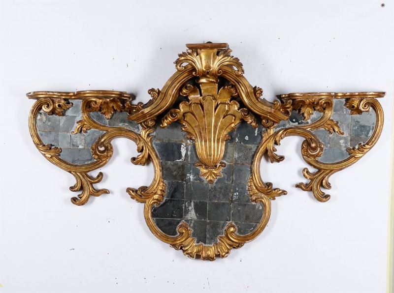 Portaporcellane a specchiera in legno dorato, XVIII secolo  - Asta Asta a Tempo Arredi e Antiquariato - V - Cambi Casa d'Aste