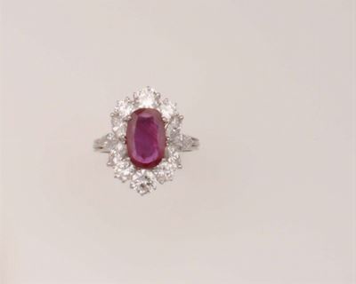 Anello con Rubino Burma di Ct 2,20 con Diamanti a Contorno