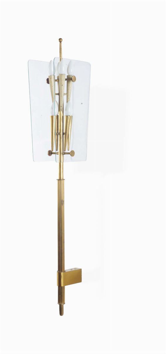 Grande lampada a parete con struttura in ottone e diffusori in vetro.  - Auction Design I - Cambi Casa d'Aste